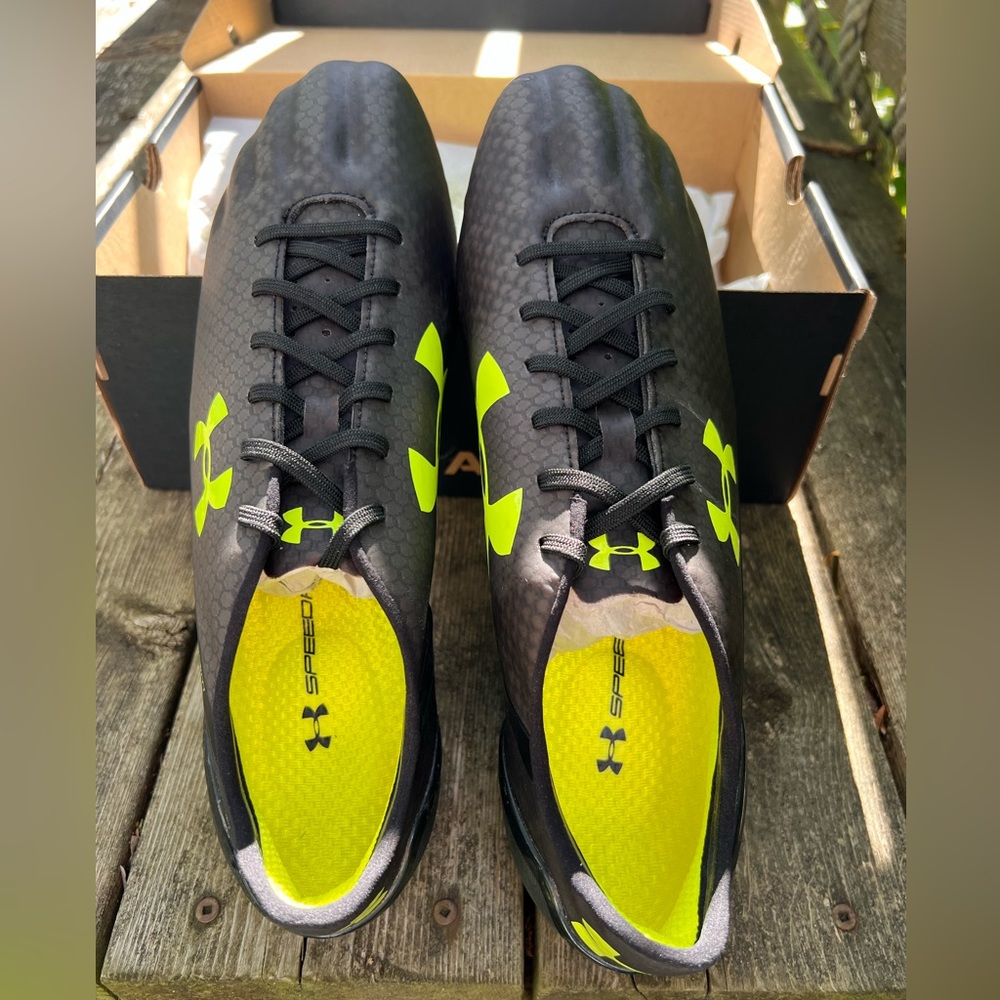 Under Armour New men’s Speedform synthetic soccer cleats. Original UA box